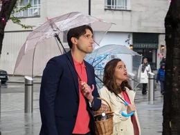 Stella (Georgia May Foote),hat ihr Leben schon vorgeplant. Sie will das famili&auml;re Restaurant &uuml;bernehmen und ihren langj&auml;hrigen Freund heiraten. Als dieser Lebenstraum pl&ouml;tzlich in sich zusammenf&auml;llt, nimmt sie einen Job als K&ouml;chin in einem Londoner Restaurant an. In der Gro&szlig;stadt muss sie sich an ein neues Leben gew&ouml;hnen und im Restaurant tut sich ein Kritiker auf, der st&auml;ndig etwas zu bem&auml;ngeln hat. Stella bleibt dennoch optimistisch.  +++ Die Verwendung des sendungsbezogenen Materials ist nur mit dem Hinweis und Verlinkung auf RTL+ gestattet. +++