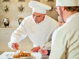 Die Konditoren verkosten ihren Apfelstrudel in der Residenz Sch&ouml;nbrunn.