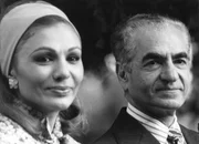 WDR Fernsehen DER SCHAH UND DER AYATOLLAH, Film von Holger Preu&szlig;e, am Mittwoch (11.03.26) um 23:00 Uhr. 1979 st&uuml;rzt im Iran eine Revolution unter der F&uuml;hrung von Ayatollah Khomeini den Herrscher Schah Mohammad Reza Pahlavi und beendet damit eine &uuml;ber 2500 Jahre alte Monarchie. Der bis dahin westlich orientierte Iran wird in der Folge zur Islamischen Republik, eine Herausforderung nicht nur f&uuml;r den Mittleren Osten. Der Film schildert die Lebenswege der beiden Rivalen, Schah Mohammad Reza Pahlavi und Ayatollah Khomeini, die sich mehr als 30 Jahre lang als Gegenspieler gegen&uuml;berstanden. Bild: Mohammad Reza Pahlavi (Schah von Persien) mit seiner Frau Farah Diba in Marrakesch (Marokko) 1979.