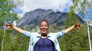 In Berchtesgaden ist Pia auf der Suche nach dem Steinadler. Seine Flügelspannweite beträgt über zwei Meter – mehr als Pia zu bieten hat. In Berchtesgaden ist Pia auf der Suche nach dem Steinadler. Seine Flügelspannweite beträgt über zwei Meter – mehr als Pia zu bieten hat.