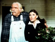 Ein Sturm tobt. Gro&szlig;vater Sam (Will Geer, l.) und seine Enkelin Mary Ellen (Judy Norton-Taylor, r.) sehen sich das Naturereignis aus der N&auml;he an ...