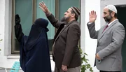 Artig verabschieden Nuri Hodsch (Hilmi S&ouml;zer, r), Osman (Hasan Ali Mete, Mitte) und seine vollverschleierte Frau Cicek (Sermin Kayik) die Piepenk&ouml;tter nach ihrem Besuch der alten Moschee.
