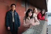 Von links: Simon (Noah Tinwa), Paula (Fine Sendel), Elisa (Jule B&ouml;we), Sophie Linnenbaum (Regisseurin)