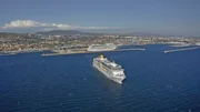 Marseille in S&uuml;dfrankreich: Ein Kreuzfahrtschiff verl&auml;sst den Hafen f&uuml;r die n&auml;chste gro&szlig;e Reise.