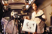 Der geniale T&uuml;ftler Artemus Gordon (Kevin Kline) verf&uuml;gt &uuml;ber ein schier unersch&ouml;pftliches Arsenal selbst erfundener Apparate zur Verbrechensbek&auml;mpfung.