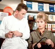 "Der verkaufte Gro&szlig;vater". Im Bild: Thomas Alder, Vivi Bach.