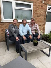 V.l.: Katie Rushworth, Alan Titchmarsh und David Domoney. Die Verwendung des sendungsbezogenen Materials ist nur mit dem Hinweis und Verlinkung auf RTL+ gestattet.