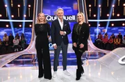 Moderator J&ouml;rg Pilawa (M.) mit den Kandidatinnen des Teams "Parkett": Dem Musicalstar Ute Lemper (l.) und der Profi-T&auml;nzerin Isabel Edvardsson (r.).