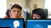 Emma (Kate Micucci, r.) und ihre Kollegin Nina (Hana Mae Lee, l.) wundern sich &uuml;ber das seltsame Verhalten ihres neuen Arbeitskollegen Sam.