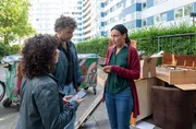 Die Ermittler Harry M&ouml;ller (Maria Ketikidou, l.) und Nils Sanchez (Enrique Fi&szlig;, 2.v.l.) wollen von Esme Petrovic (Arijana Antunovic, r.) wissen, wo ihr Sohn Emil steckt.