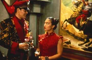 Chun-Li Zang (Ming-Na Wen) fordert General M. Bison (Ra&uacute;l Juli&aacute;) dazu auf, die Geiseln freizulassen.