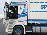 Wie manövrieren LKW-Fahrer ihren riesigen Laster? "PUR+" Moderator Eric Mayer testet es. Er fährt den 40-Tonner rückwärts und lenkt ihn durch Engstellen. Wie manövrieren LKW-Fahrer ihren riesigen Laster? "PUR+" Moderator Eric Mayer testet es. Er fährt den 40-Tonner rückwärts und lenkt ihn durch Engstellen.