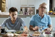 Die Familie beim Abendessen. Erste Entzugserscheinungen ohne Smartphone. Benny (Ludwig Skuras, l.) und Klaus (Christoph M. Ohrt, r.).