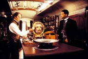 Amerika, 1869: Ein skrupelloser Wissenschaftler plant die Zerschlagung der USA. Das sollen der schie&szlig;w&uuml;tige Haudegen James West (Will Smith, r.) und sein feingeistiger Partner Artemus Gordon (Kevin Kline) verhindern!