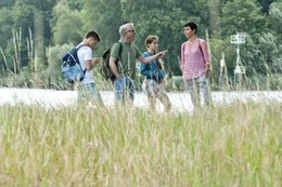 Heike (Nina Kunzendorf, r.) m&ouml;chte gemeinsam mit ihrer Familie Benny (Ludwig Skuras, l.), Klaus (Christoph M. Orth, 2.v.l.) und Marie (Tara Fischer, 2.v.r.) einen entspannten Nachmittag in der Natur verbringen. Ihre Familie ist genervt.