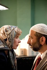 Die Fronten sind klar, der Kampf um den Bau der Moschee kann beginnen: B&uuml;rgermeisterin Ursel Piepenk&ouml;tter (Anna Stieblich) bringt sich gegen Nuri Hodscha (Hilmi S&ouml;zer) in Stellung.
