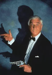 Um Hapsburg das Handwerk legen zu k&ouml;nnen, muss sich Frank Drebin (Leslie Nielsen) in die H&ouml;hle des L&ouml;wen wagen ...