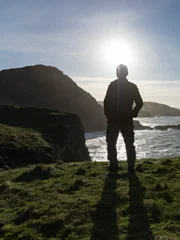Der Biologe Jeremy Wade vor der zerkl&uuml;fteten K&uuml;ste von North Devon
