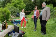 Am Tatort informiert Rechtsmedizinerin Atay (Sevda Polat, l.) die Kommissare Andresen (Sophie Melbinger, M.) und Stadler (Dieter Fischer, r.) &uuml;ber ihre ersten Untersuchungsergebnisse.