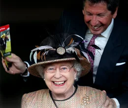 Mehr als zwei Jahrzehnte beriet John Warren die Queen bei der Zucht ihrer Rennpferde. &Uuml;ber ihre Erfolge freuten sie sich gemeinsam - wie hier bei einem Pferderennen in Newbury, 2013.