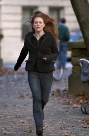 Niemand erinnert sich an ihren Sohn! Sogar Tellys (Julianne Moore) beste Freundin, die fr&uuml;her oft Sams Babysitterin war, wei&szlig; nicht, wer dieser Sam sein soll ...