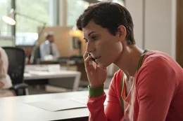 Heike (Nina Kunzendorf) ruft sofort sofort ihren Ehemann an, um ihm Bennys Pokerschulden mitzuteilen.