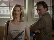 Elias' Mutter (Kristin Meyer) und ihr Freund wollen, dass Elias (Thomas Schuckert) nicht mehr auf Schloss Einstein bleibt.