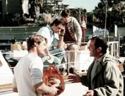 Lieutnant Quinlan (Jack Ging, re.) verd&auml;chtigt die Riptide-Detektive Cody (Perry King, li.), Nick (Joe Penny und Murray (Thom Bray, re.) mehrere Einbr&uuml;che begangen zu haben.