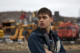 Brooks (Hero Fiennes Tiffin), der kleine Bruder von Sheriff Gustafson.