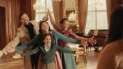 Familie Cooper beschw&ouml;rt Paula eine glorreiche Zukunft als Hauptfigur. Von links: Herr Cooper (Pasquale Aleardi), Hannah Cooper (Sira-Anna Faal), Elio Cooper (Noah Bailey), Frau Cooper (Denise M'Baye) und Paula (Fine Sendel)