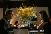 Dr. Allison Cameron (Jennifer Morrison, r.) verlangt von House (Hugh Laurie, l.), dass er sie zu einem Date ausf&uuml;hrt. Erst dann will sie ihren Job wieder aufnehmen ...