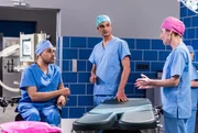 Prof. Dr. Karin Patzelt (Marijam Agischewa, r.) und die Assistenz&auml;rzte Ivo Maric (Jakob D&rsquo;Aprile, M.) und Dr. Ilay Demir (Tan Caglar, l.) bereiten sich f&uuml;r die anstehende Operation vor.
