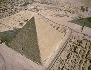 Luftaufnahme der Cheops-Pyramide auf der Hochebene von Gizeh in &Auml;gypten.