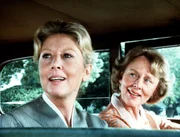 Olivia Walton (Michael Learned, l.) lernt von ihrer Tante Kate (Louise Latham, r.), dass das Altern durchaus auch seine sch&ouml;nen Seiten hat ...
