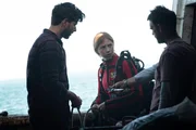 Gerard (Dougray Scott, r.) schickt Siobh&aacute;n (Hermione Corfield, M.) trotz Johnnys (Jack Hickey, l.) Vorbehalten in einen Tauchgang unter das Schiff.