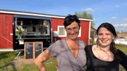 Bringen Gastlichkeit ins Rollen und ans Wasser: Renate Gundlach und ihre Nichte Tessa in der mobilen &bdquo;Flussbar&ldquo; an der Warnow.