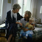 Hannelore (Maria Sebaldt, l.) ist eine gute Freundin f&uuml;r Uschi (Anja Sch&uuml;te, M.). Sebastian (Oliver Lausberg) interessiert sich nur f&uuml;r seinen Bagger.