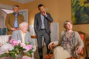 Stadler (Dieter Fischer, l.) und Hansen (Igor Jeftic, 2.v.r.) befragen die Mitbewohner des Toten, Robert Pr&ouml;bstl (Nikol Voigtl&auml;nder, 2.v.l.) und Jutta Anzinger (Barbara de Koy, r.).