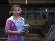 Die neue Sch&uuml;lerin auf Einstein, Pippi (Marie Borchardt), f&uuml;hrt ihre neuen Freunde, mit Hilfe eines Robertes in ein altes Thermalbad.