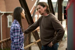 Als Russell (Christian Bale, r.) nach einer Trunkenheitsfahrt im Gef&auml;ngnis landet, ahnt er, dass der Traum von einem normalen Leben mit seiner geliebten Freundin Lena (Zoe Saldana, l.) ein abruptes Ende gefunden hat ...