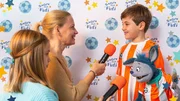Gabriel will von seinem Fußballtraining erzählen. Gabriel will von seinem Fußballtraining erzählen.