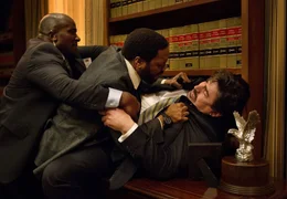 Ray Kasten (Chiwetel Ejiofor, M.) und Martin Morales (Alfred Molina, r.)