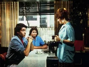 Cindy (Hallie Todd) lernt ihren M&auml;rchenprinzen kennen, Mr. Prince (Kenneth David Gilman, l.), Produzent und Regisseur in Hollywood. Jonathan (Michael Landon, M.) beobachtet die Situation etwas skeptisch ...