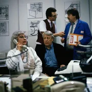 Fr&auml;ulein Glaubrecht (Gudrun Genest, l.) erh&auml;lt gute Nachrichten. Eberhard (Stephan Orlac, M.), Heinz (Andreas Mannkopff, r.) und Martin (Andreas Fr&ouml;hlich, 2.v.l.) h&ouml;ren gespannt zu.