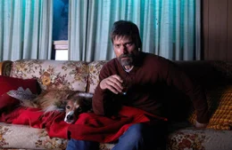 Nur mit seinem alten Hund lebt Rayburn (Nikolaj Coster-Waldau) in einer H&uuml;tte am See.