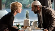 ONE DER HODSCHA UND DIE PIEPENK&Ouml;TTER, am Sonntag (26.04.26) um 20:15 Uhr. Droht mit dem Bau einer Moschee unweigerlich die Islamisierung des Abendlandes? F&uuml;r nicht wenige Mitb&uuml;rger scheint das festzustehen. H&ouml;chste Zeit, den aktuellen Ereignissen rund um Politik, Toleranz und Glaube eine spritzige, politisch nicht immer korrekte Kom&ouml;die entgegenzusetzen, die den Extremisten auf beiden Seiten sehr unterhaltsam Saures gibt: &raquo;Der Hodscha und die Piepenk&ouml;tter&laquo;. Die B&uuml;rgermeisterin Ursel Piepenk&ouml;tter (Anna Stieblich) hat den neuen Hodscha (Hilmi S&ouml;zer) in ihr B&uuml;ro eingeladen. Schnell wird klar: so schnell werden die Beiden keine Freunde ...