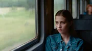 Elena (Daria Mureeva) im Zug.