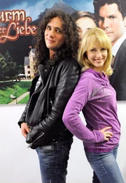 ARD STURM DER LIEBE FOLGE 1259, am Freitag um 15:10 Uhr im ERSTEN. Gerre (l.), Musiker der Thrash-Metal-Band "Tankard", trifft auf seine Lieblingsdarstellerin Natalie Alison (r.).