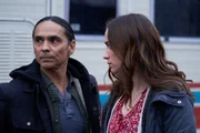 Rayburns Exfrau Debbie (Melanie Scrofano) und ihr neuer Mann Karl Blackhawk (Zahn McClarnon).