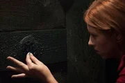 Siobh&aacute;n (Hermione Corfield) nimmt Proben des unbekannten Schleims von der Schiffswand.